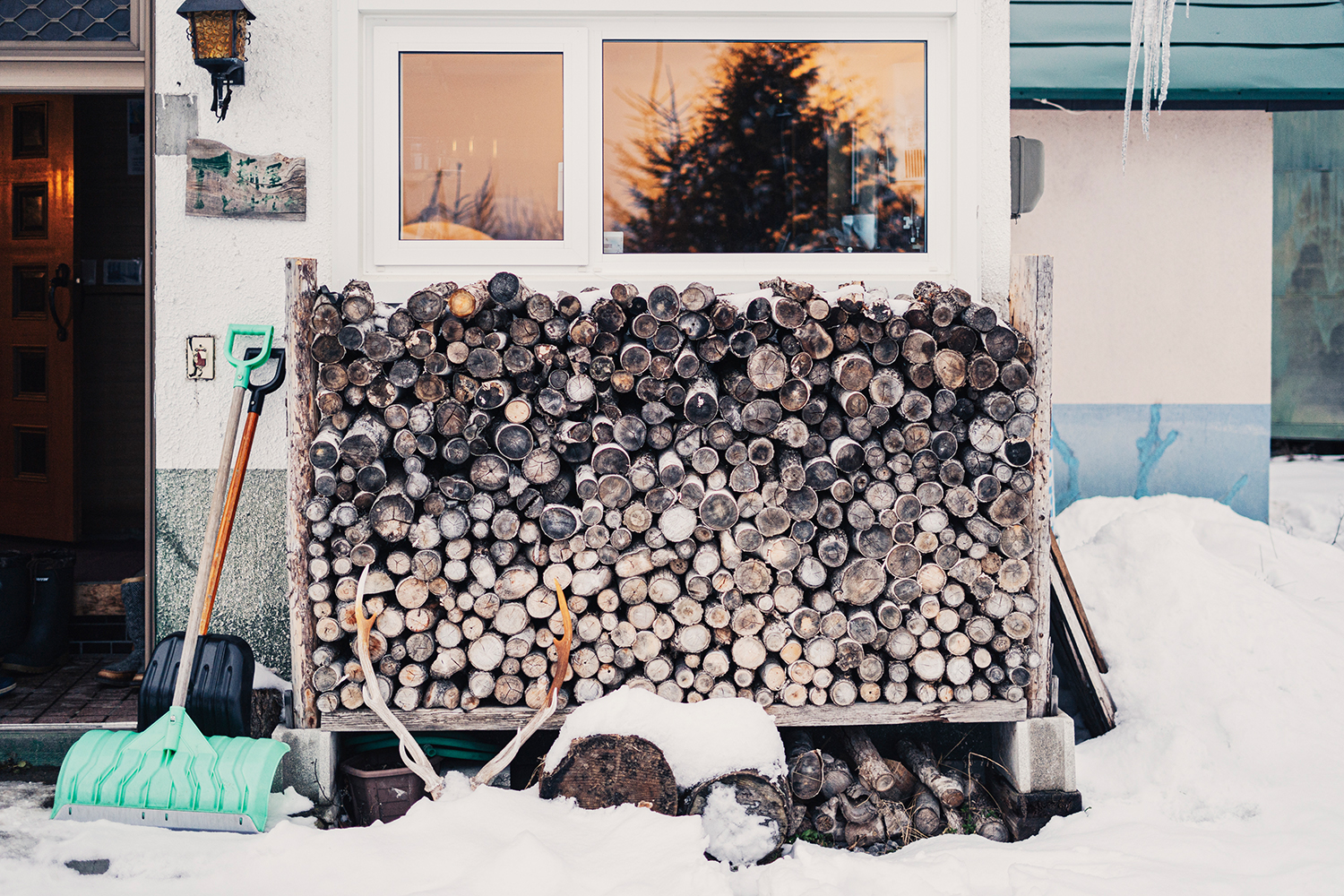 ご自宅前には冬暮らしに必須の薪が並ぶ